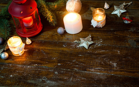 圣诞彩灯装饰在蓝色木背景