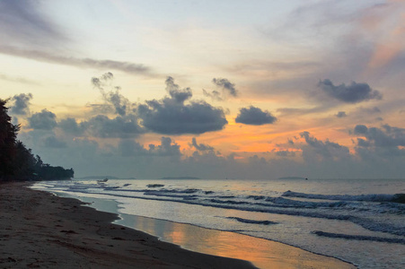 在泰国省海滩上美丽的日出图片