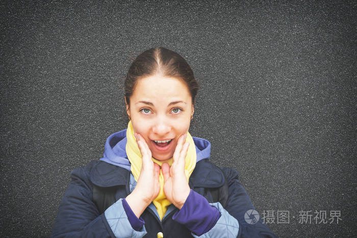 可爱的小女孩惊讶地张开嘴, 双手靠近脸颊