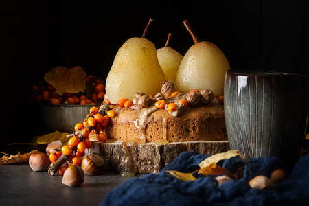 秋天的一餐。用梨 大果沙棘和坚果的馅饼。黑暗的背景和目标