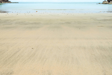 在沙滩上用模糊的海浪在背景中关闭波浪