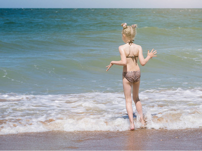 小女孩在冰冷的海水中小心翼翼地走来