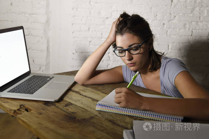 学习疲倦在家的年轻学生女孩笔记本电脑准备考试疲惫和沮丧的感觉压力
