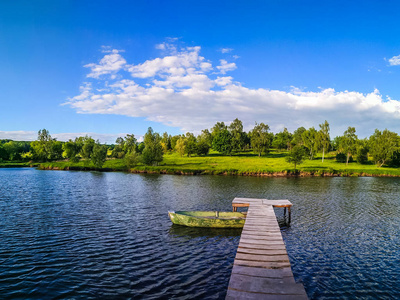 背景与湖和钓鱼地方在夏天季节