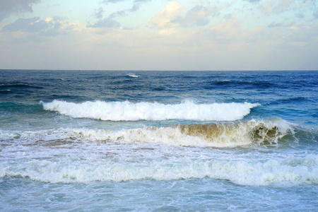 波浪在海滩在大风天气