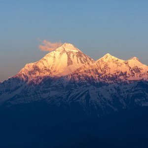 道拉吉里尼泊尔美丽的山峰在柔和的晨光中, 喜马拉雅山山峰