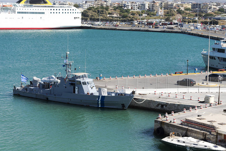 军舰在海岛的口岸在克里特岛图片