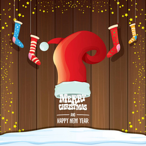 矢量红色圣诞老人帽子与圣诞节袜子和问候文本圣诞快乐新年在木制背景