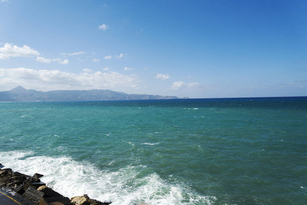 海浪在多石的海滩上，形成一朵浪花。波和溅上海滩。岩石上的海浪