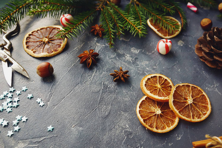 舒适的圣诞背景与干橘子, 冷杉树, 温暖的棒球手套, 肉桂和锥