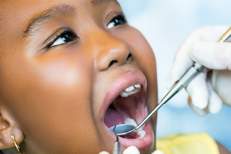 非洲年轻人在牙科检查