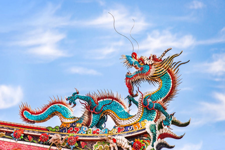 美丽的龙在中国寺庙的装饰瓦片屋顶爬行。中国传统寺庙色彩缤纷的屋顶细部
