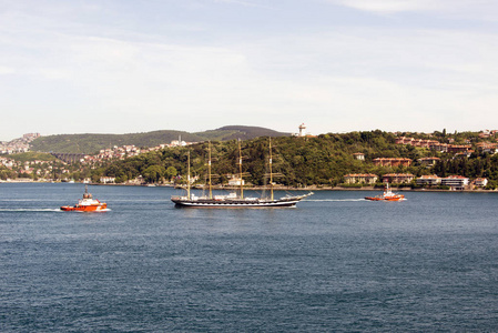 两艘海岸警卫船和第十八世纪的船在博斯普鲁斯海峡, 伊斯坦布尔