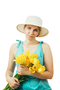 女人在白色的背景下举行鲜切的黄色郁金香