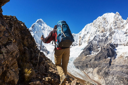 徒步旅行在科迪勒拉山系的场景