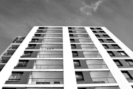 现代，豪华公寓楼。黑色和白色