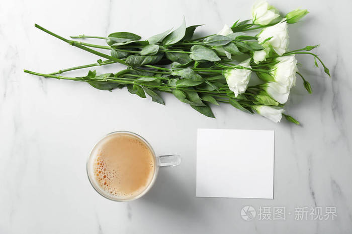美丽的花朵和玻璃杯咖啡的组成