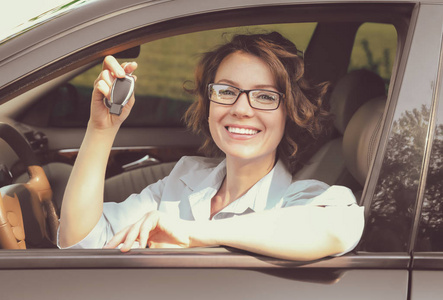 年轻女实业家在汽车