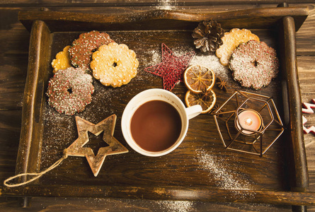 冬季热巧克力杯配木星装饰和蜡烛 ho