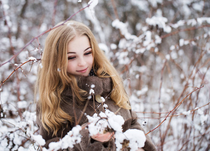 微笑美丽的女孩与雪室外