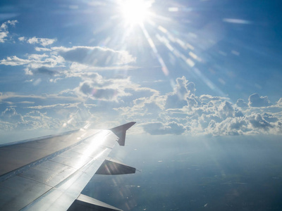 太阳光和空中飞机翼在天空