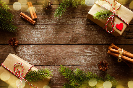 木质背景的圣诞礼品盒