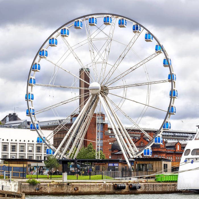 市场广场上的摩天轮多云天气, 赫尔辛基