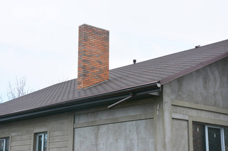 用沥青瓦屋面通风屋顶排水沟系统和砖烟囱建造新房