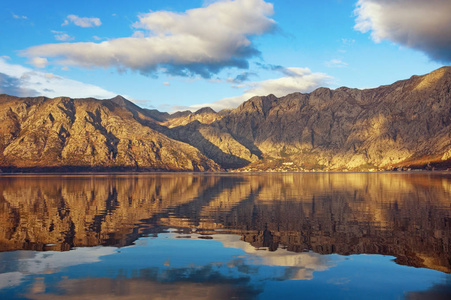 对称的景观。蓝天云海和群山倒映在大海中。Kotor 湾, 黑山, 冬季