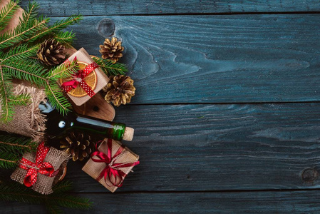 圣诞节的木制背景。一瓶酒新年假期。圣诞动机在木质的表面上。顶部视图。文本的可用空间