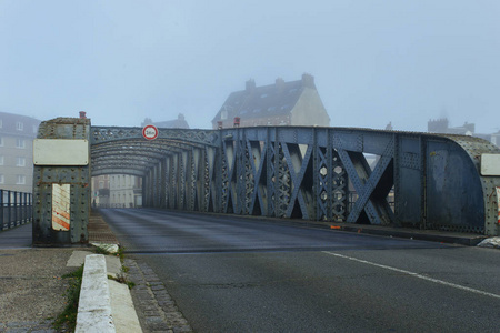 在法国迪耶普的一个雾蒙蒙的日子里, 汽车在柏油路上经过城市桥隧道。城市场景城市生活交通和交通概念。色调