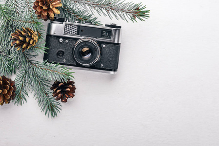 照相机圣诞节木背景。新年假期。圣诞动机在木质的表面上。顶部视图。文本的可用空间
