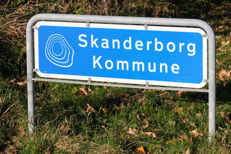 Skanderborg 自治市路标志在丹麦