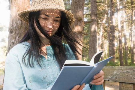 戴草帽的女人读自然书