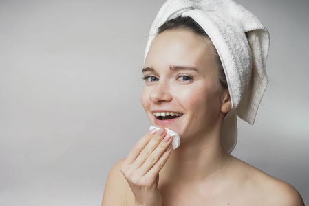 女人中移除化妆品用棉签，洗脸