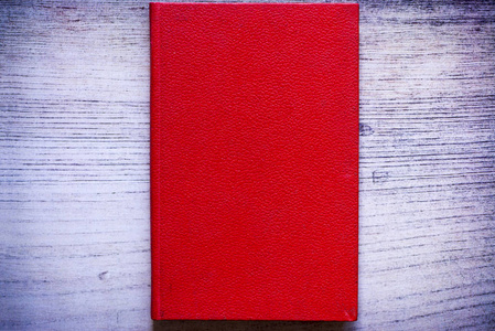 一本带有红色盖子的书