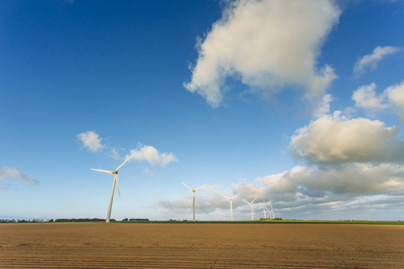 法国诺曼底一家发电发电厂的风力涡轮机。可再生能源的概念。农业领域。环保发电。色调