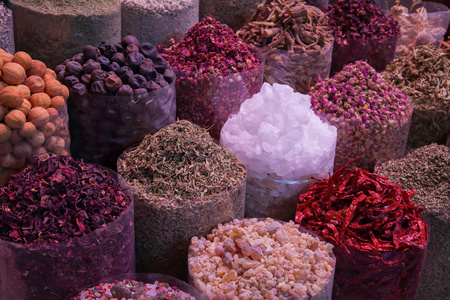 阿拉伯露天市场的多彩香料