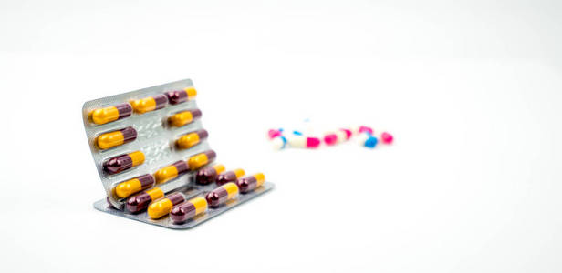 彩色的抗生素胶囊丸在模糊的背景与复制空间。耐药性抗菌药物使用合理卫生政策和健康保险理念