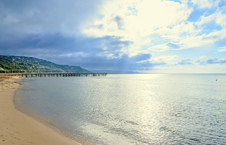 黑海海滩从 Albena，保加利亚与金黄色的沙滩，蓝色