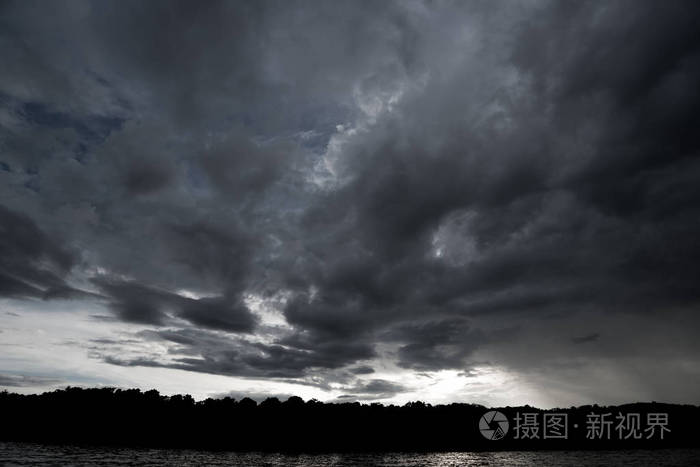 黑暗的乌云与背景,雷雨前的乌云