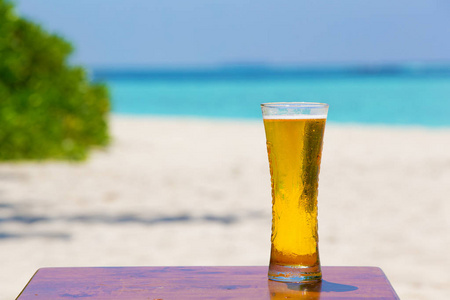 Coloerful 鸡尾酒和饮料在海滩