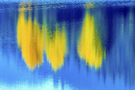 蓝水耶洛略树反射抽象金湖秋锡