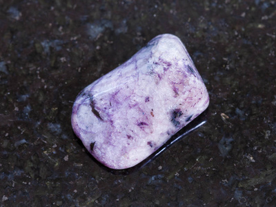 黑暗背景下的紫水晶宝石