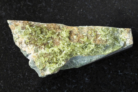 黑色 Vesuvianite 石上的粗水晶