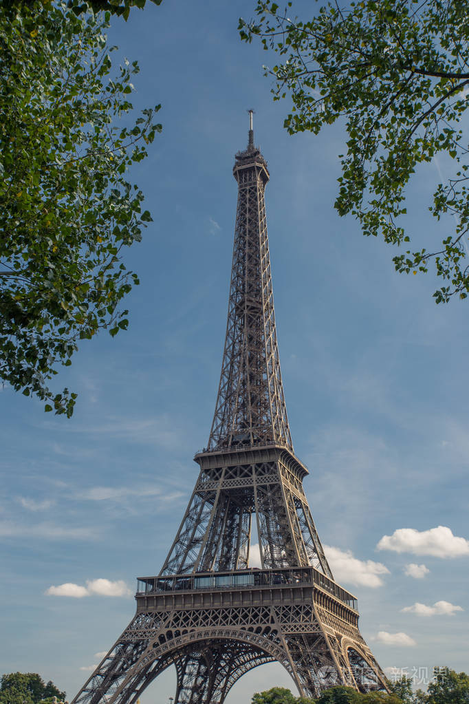 埃菲尔铁塔, 巴黎标志和标志性地标在法国, 在一个阳光明媚的日子