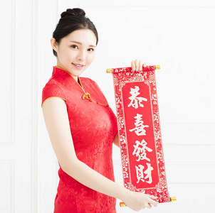 年轻的亚洲女子, 红对联. 快乐的中国新年