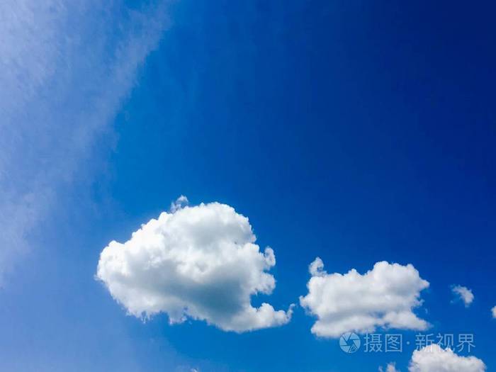美丽的蓝色天空与云层背景.天上的云.与云天气自然云蓝色的天空.