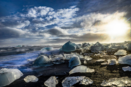 在夕阳金色时刻漂浮在 Jokulsarlon 的冰山与 glac