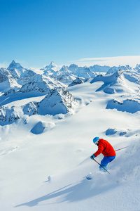 滑雪与瑞士著名的山脉美丽风景